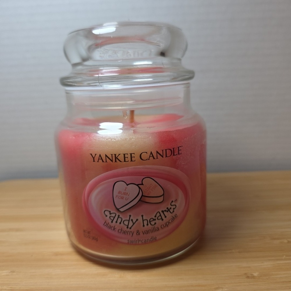 Yankee Candle 13.5 Oz Candy Hearts Black Cherry And Vanilla Cupcake Swirl